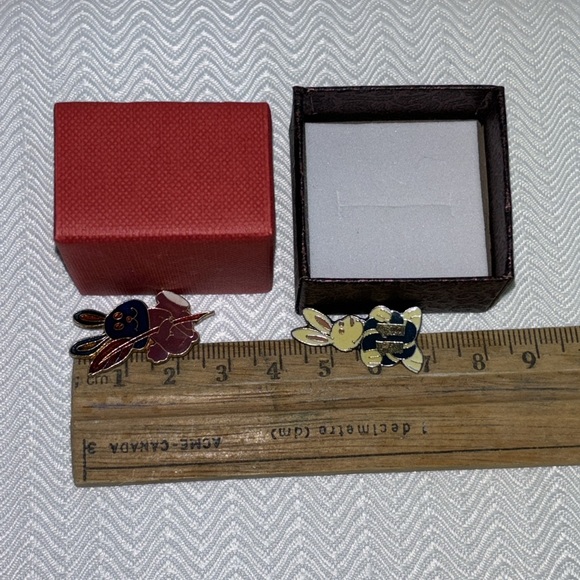 Vintage bunny rabbit enamel lapel pins hat pins - Picture 7 of 9